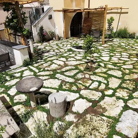 House & Διαμέρισμα